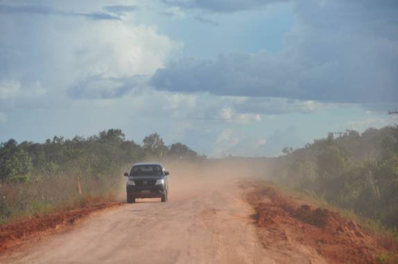Trecho de terra na estrada que liga Roraima ao Amazonas